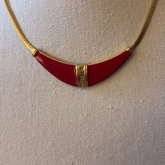 Vintage 80’s Signed Avon Gold Tone “Dramatic Style”Necklace with Red Motif. - Picture 2 of 5